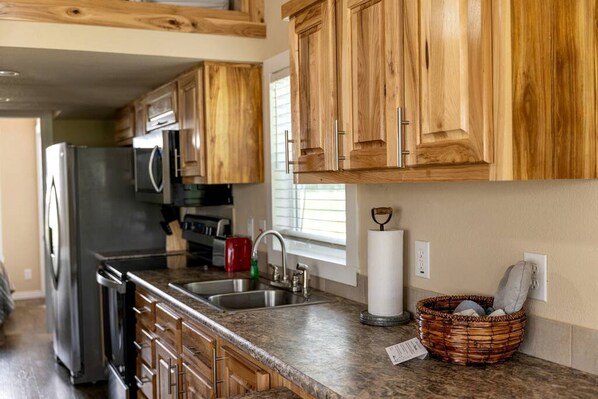 ثلاجة، ميكروويف، موقد طهي مسطح، ماكينة لصنع القهوة/الشاي