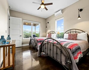 2 slaapkamers, een strijkplank/strijkijzer, wifi, beddengoed