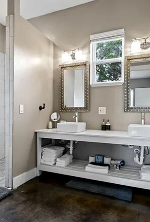 Een haardroger, handdoeken, zeep, shampoo