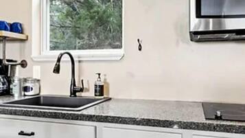 Een koelkast, een microgolfoven, een kookplaat