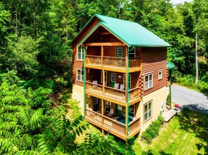 Exterior - Impressive Secluded Cabin with Hot-tub and Foosball in Pigeon Forge, Tennessee (Pigeon Forge)