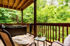 Outdoor spa tub - Impressive Secluded Cabin with Hot-tub and Foosball in Pigeon Forge, Tennessee (Pigeon Forge)