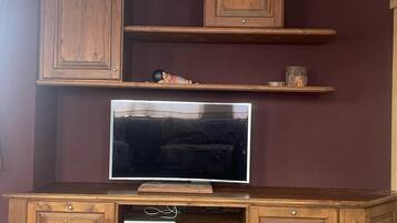 Cots/infant beds, free WiFi, bed sheets