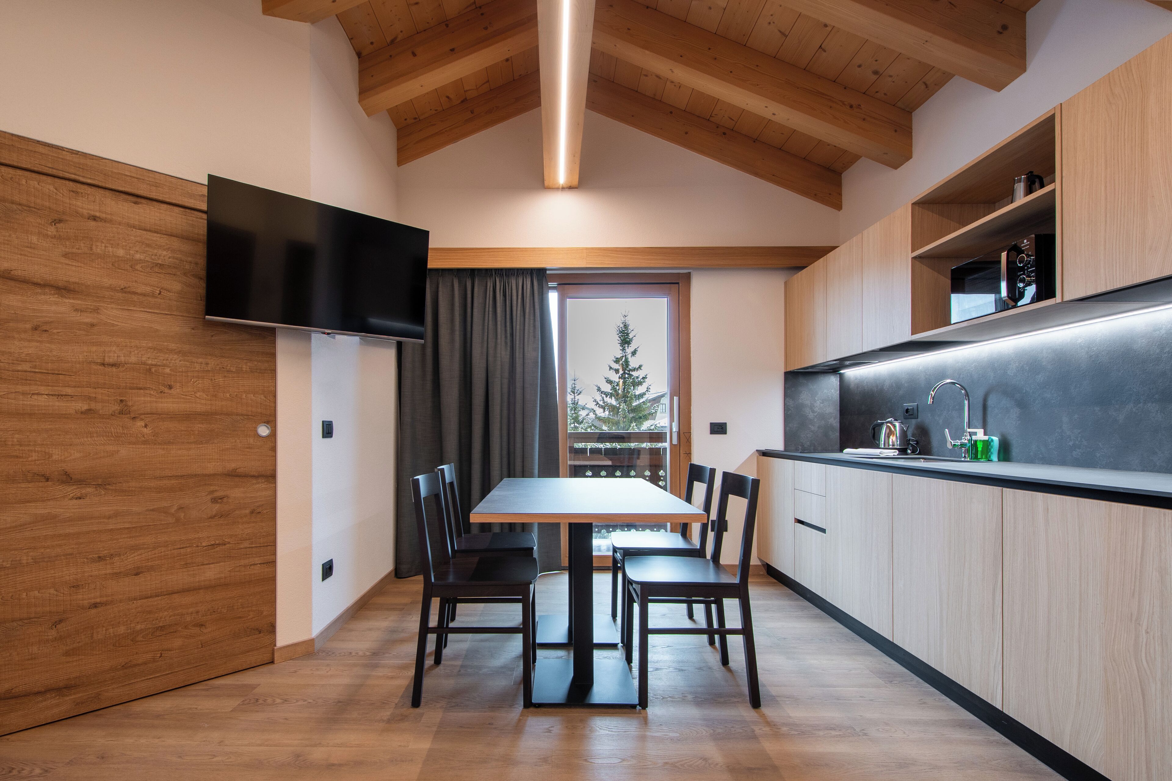 Deluxe appartement, 1 slaapkamer, terras | Privékeuken | Een koelkast, een magnetron, een kookplaat