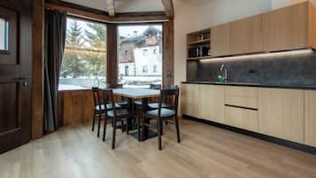 Deluxe-Apartment, 2 Schlafzimmer | Eigene Küche | Kühlschrank, Mikrowelle, Herdplatte, Wasserkocher mit Kaffee-/Teezubehör