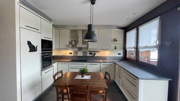 Apartment, 1 Bedroom, Mountain View | Dapur peribadi | Peti sejuk, ketuhar gelombang mikro, dapur, cerek elektrik