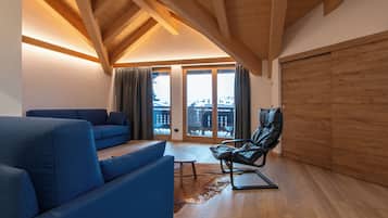 Deluxe-huoneisto, 1 makuuhuone, terassi | Oleskelualue | Taulutelevisio