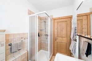 Departamento Confort, 1 habitación | Baño | Amenidades de baño gratuitas, secadora de cabello, batas, bidet 