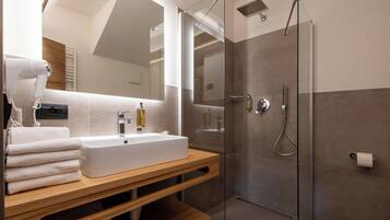 Apartment, 2 Bedrooms (Basement) | Bathroom | Free toiletries, hair dryer, bidet, toilet paper