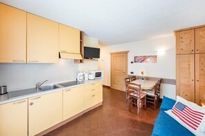 Departamento Confort, 1 habitación | Cocina privada | Refrigerador, microondas, parrilla de estufa y tetera eléctrica 