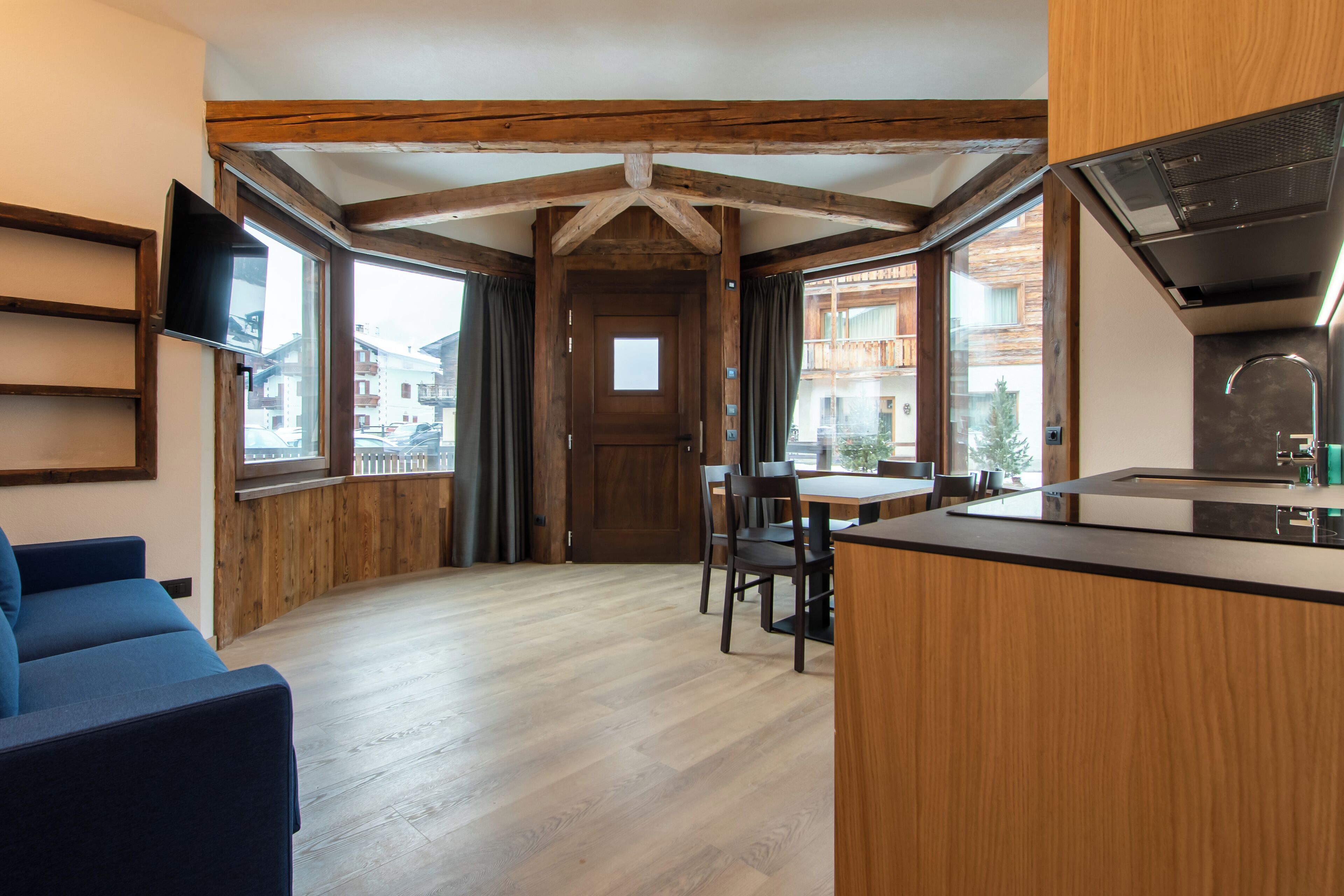 华丽公寓, 2 间卧室 | 起居区 | 平板电视