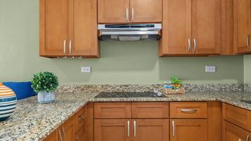 Frigorifero, microonde, piano cottura, macchina per tè/caffè