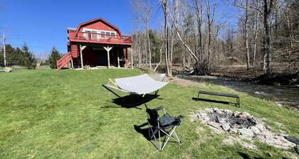 Tranquil Cabin Hideaway with Firepit and Riverfront Views on the Green River in Vermont