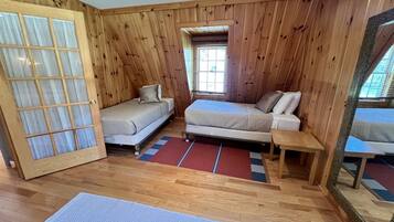 Desk, iron/ironing board, WiFi, bed sheets