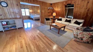 Een bureau, een strijkplank/strijkijzer, wifi, beddengoed