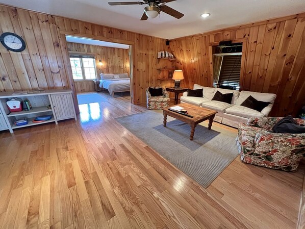 Skrivebord, strygejern/strygebræt, Wi-Fi, sengetøj