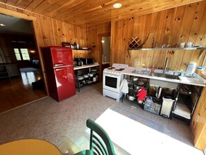 Køleskab, mikrobølgeovn, kogeplade, kaffe-/temaskine