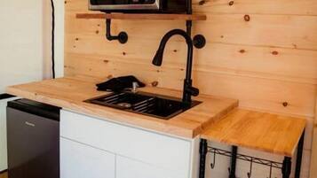 Refrigerador, microondas, cafetera y tetera y tostadora