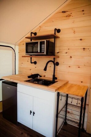 Jääkaappi, mikroaaltouuni, kahvin-/teenkeitin, leivänpaahdin