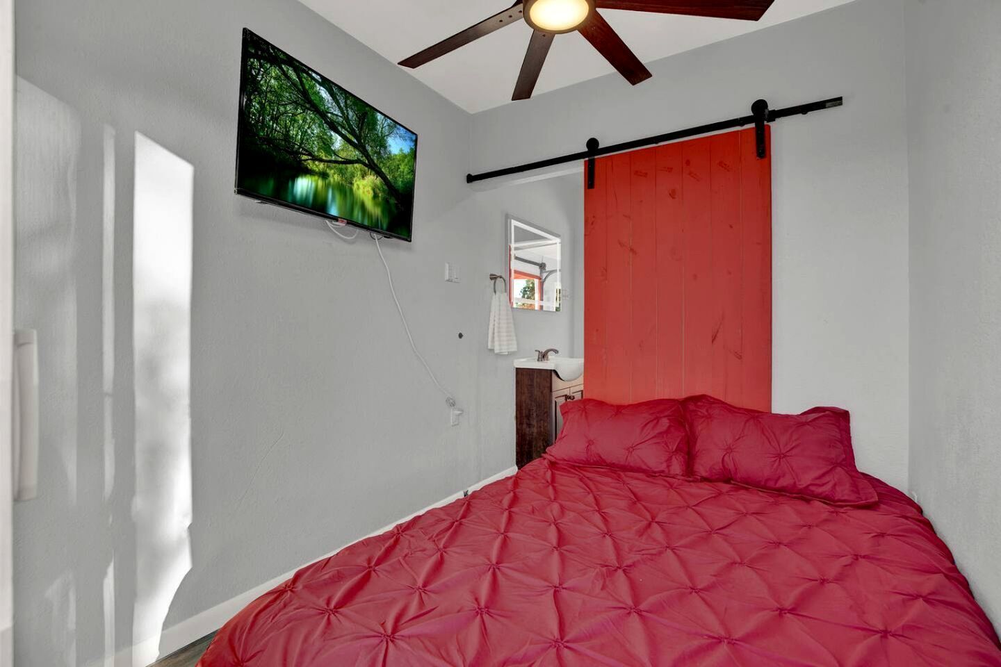 2 bedrooms, desk, iron/ironing board, travel crib