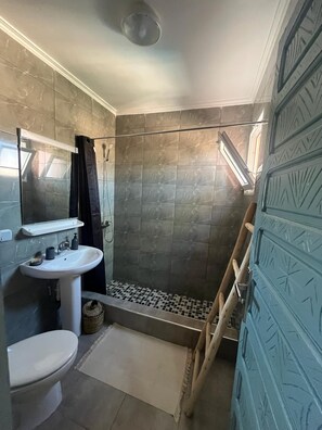 Shower, jetted tub, hair dryer, bidet - 3-bedroom riad in amazing Marrakesh with fitness room, AC for family & friends (Marrakesh)
