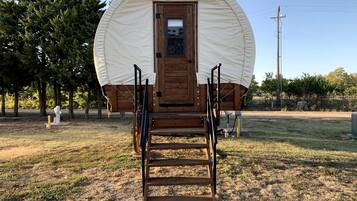 Una estructura de fusta coberta amb una porta i uns degulls que hi condueixen.