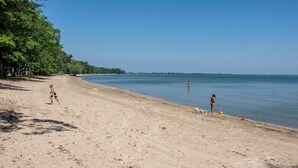 Beach nearby, sailing, kayaking, fishing - Lofted A-Frame Cabin with Direct Lake Access and Equipped Deck in Michigan (Au Gres)