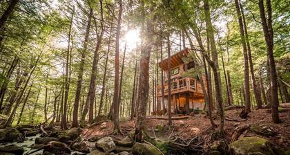 Cozy Treehouse with Sauna in Hardwick, VT