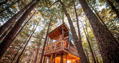 Cozy Treehouse with Sauna in Hardwick, VT
