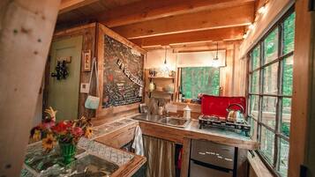 Coffee/tea maker, fridge, stovetop, toaster