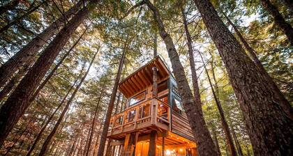Cozy Treehouse with Sauna in Hardwick, VT