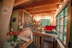 Een koelkast, een kookplaat, een koffiezetapparaat/waterkoker