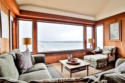 Seaside Cabin Rental with Hot Tub Perfect for Glamping in Northern California