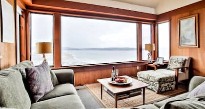 Seaside Cabin Rental with Hot Tub Perfect for Glamping in Northern California