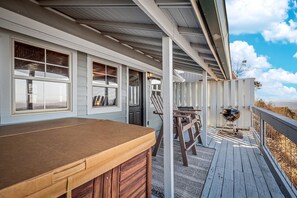 Outdoor dining - Magnific Secluded Cabin with Hot-tub in Mentone, Alabama (Mentone)