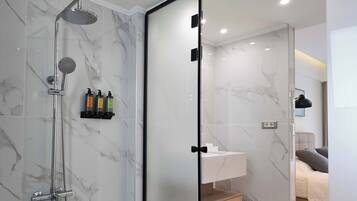 Shower, hair dryer, towels, shampoo