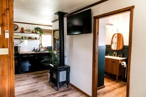 ثلاجة، ميكروويف، موقد طهي مسطح، غلّاية كهربائية