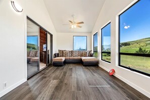 Living area - Fantastic Cabin with Fireplace in Bodega Bay, California (Bodega Bay)