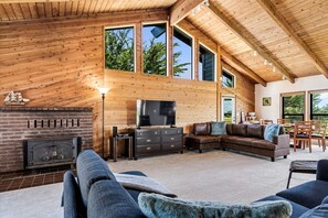 Living area - Fantastic Cabin with Fireplace in Bodega Bay, California (Bodega Bay)