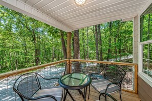 Outdoor dining - Idilic Cozy Rustic Cabin in Fort Payne, Alabama (Fort Payne)