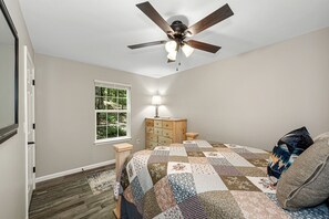 4 bedrooms, desk, WiFi, bed sheets - Idilic Cozy Rustic Cabin in Fort Payne, Alabama (Fort Payne)