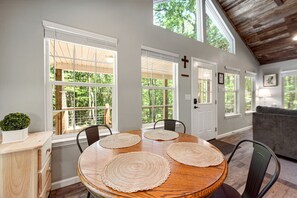 Dining - Idilic Cozy Rustic Cabin in Fort Payne, Alabama (Fort Payne)