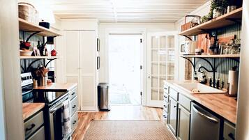 Coffee/tea maker, fridge, microwave, oven