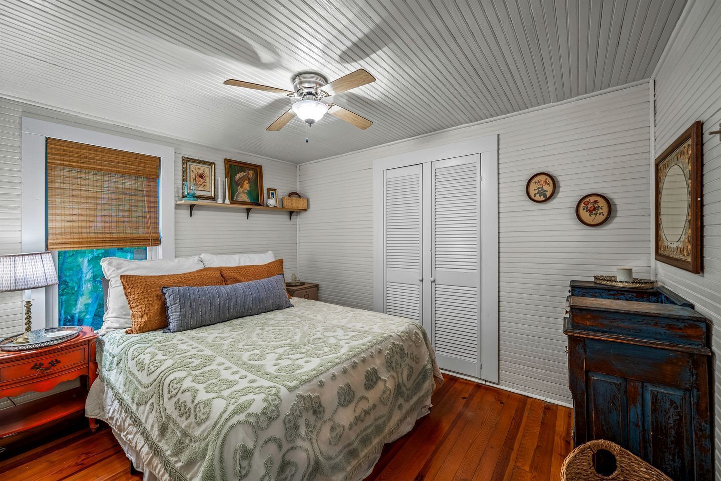 3 bedrooms, desk, WiFi, bed sheets