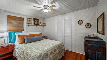 3 bedrooms, desk, WiFi, bed sheets