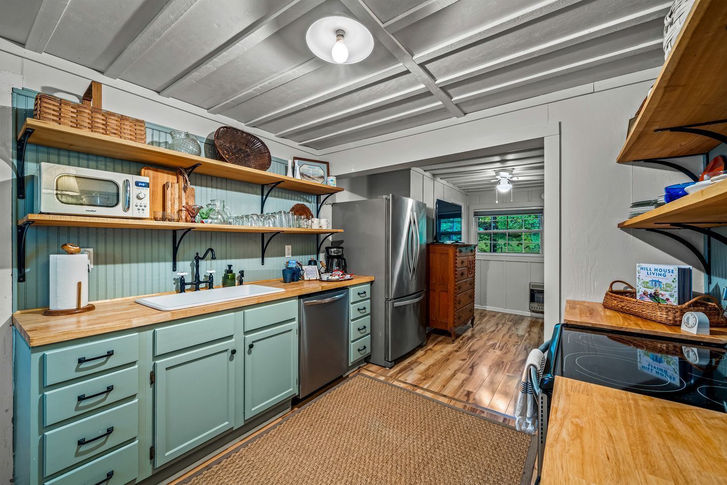 Frigorífico, microondas, horno y placa de cocina
