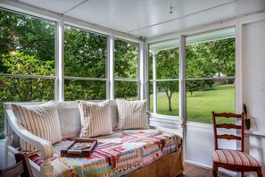 3 bedrooms, desk, WiFi, bed sheets