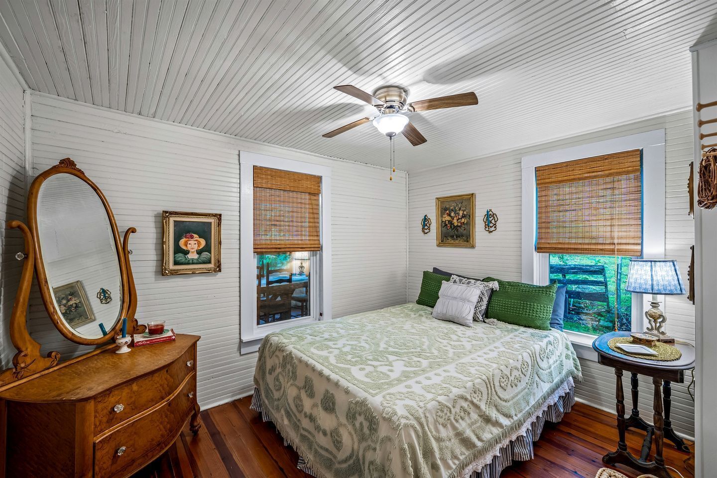 3 bedrooms, desk, WiFi, bed sheets