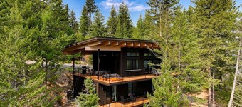 Stunning Designer Rental with Breathtaking Views for a Memorable Escape in Nature by Lake Pend Orielle in Idaho