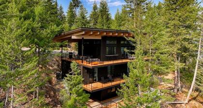 Stunning Designer Rental with Breathtaking Views for a Memorable Escape in Nature by Lake Pend Orielle in Idaho